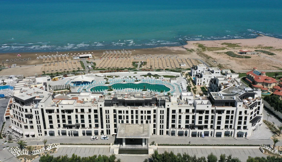 The Grand с высоты: первая линия курорта, пляж и море